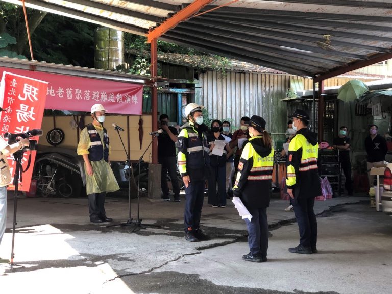 圖片說明: 南港分局針對本次演習全體動員警力參與，現場交通管制、避難及人員疏導、勸離等工作。(記者林艾錡翻攝)