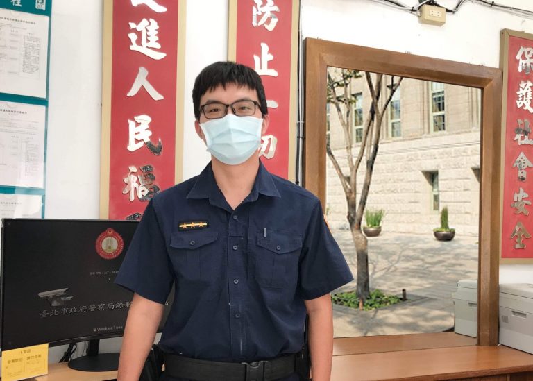 圖片說明: 舊莊派出所警員王忠元於日前接獲通報到場細心的向其解說及提供防詐資訊。(記者林艾錡翻攝)