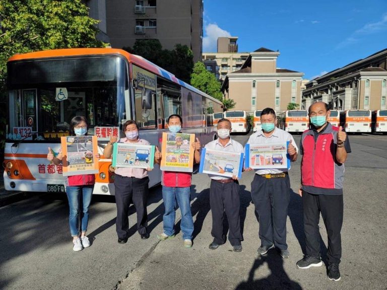 圖片說明: 南港分局實施交通安全宣導，有效維護市民交通安全。(記者林艾錡翻攝)