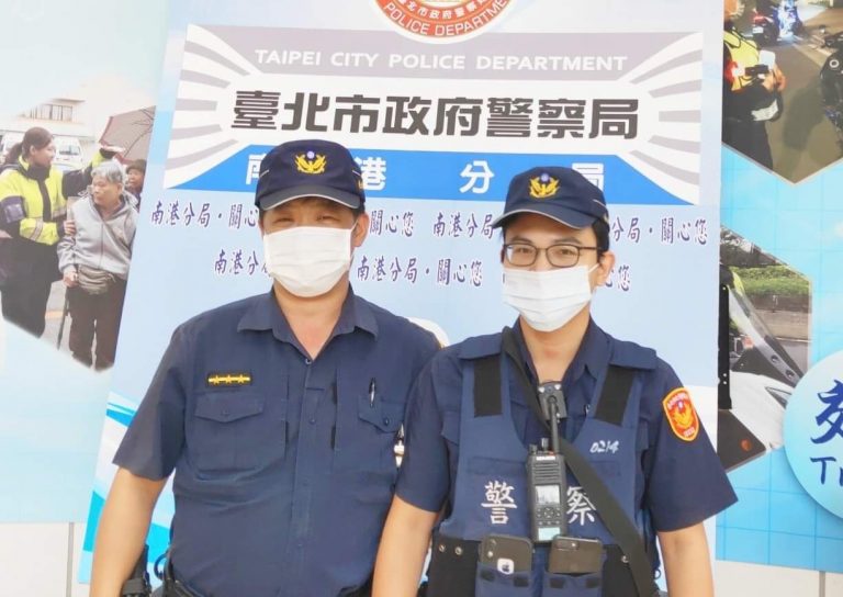 圖片說明:南港分局玉成派出所警員(左:潘孟俞)(右:楊智凱)協助失智婦人返家。(記者徐歆媛翻攝)