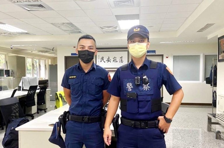 圖片說明:南港派出所員警(左:莊瑋浩、右:陳昭男)護送騎士安全離開環東大道。(記者徐歆媛翻攝)