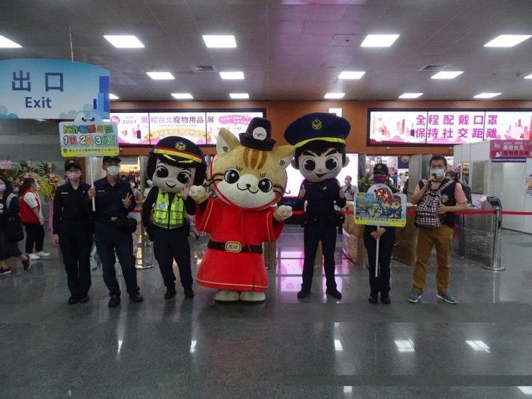 圖片說明:分局長陳金城領軍在台北寵物展參與 「反詐騙!防扒竊!反毒品!」宣導。(記者林艾錡翻攝)