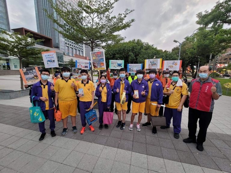 圖片說明：南港分局前往轄內車潮眾多的南港車站及南興公園進行交通宣導。(記者林艾錡翻攝)