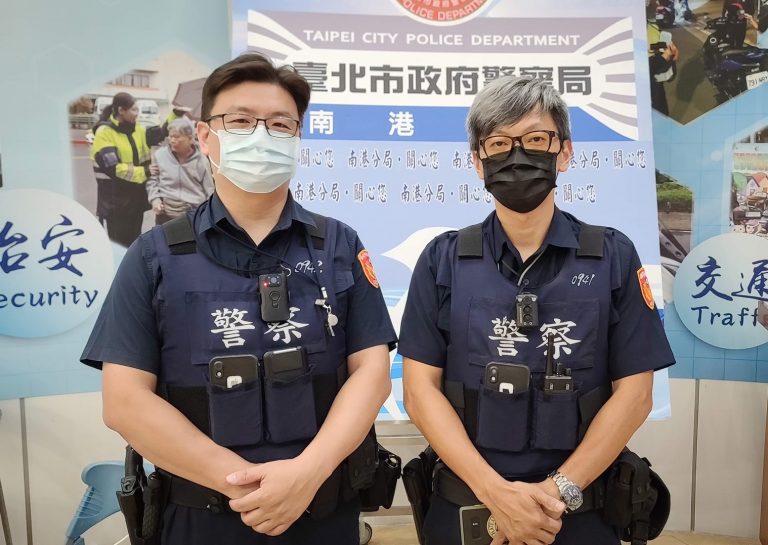 圖片說明：南港分局玉成派出所（左：駱伯舟所長、右：劉元章警員）協助一位因負氣而與家人失聯40公里遠的老婦平安與家人團聚。(記者林鈞澤翻攝)