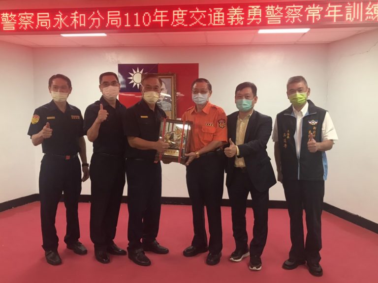 圖片說明:為感謝這群默默付出的馬路英雄,新北警局長黃宗仁親自到場頒獎打氣。(記者宋紹誠翻攝)