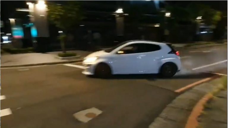 圖片說明:車輛於新湖二路259巷周邊路段有過彎疾駛、甩尾等危險駕車情形。(記者林艾錡翻攝)