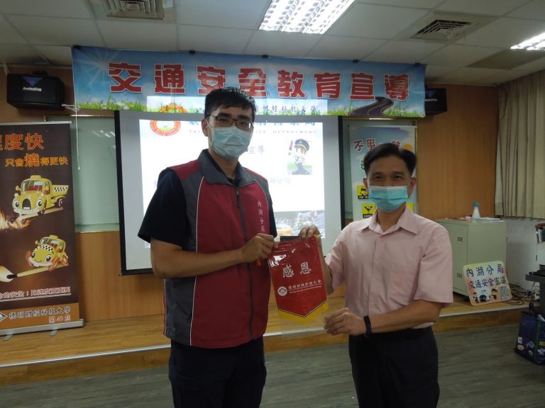 圖片說明:內湖分局交安宣導員與生輔組長合影。(記者徐歆媛翻攝)