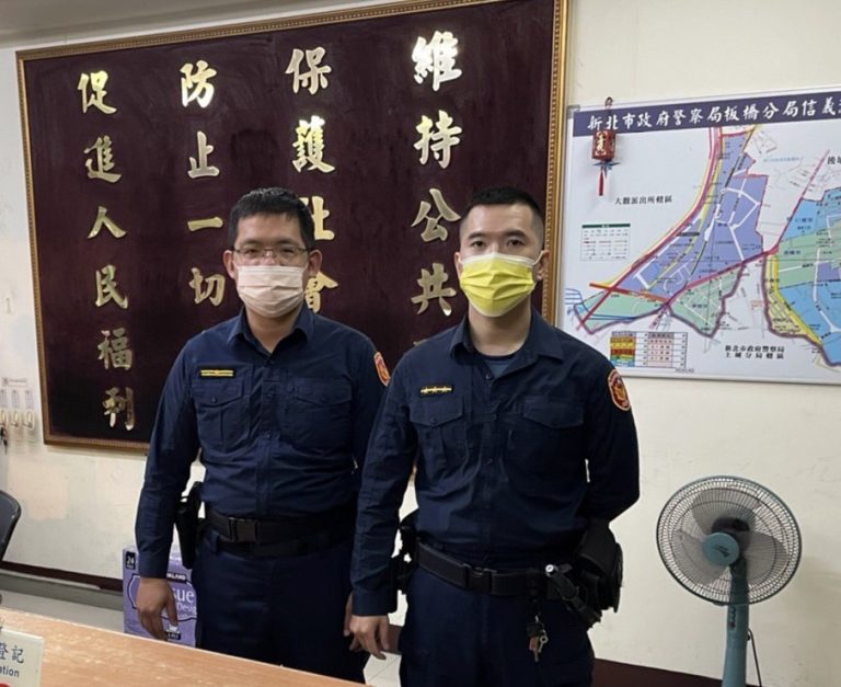 圖片說明：巡邏勤務時意外查獲通緝犯（左：所長鍾明豐 右：警員黃振傑）。(記者林艾錡翻攝)