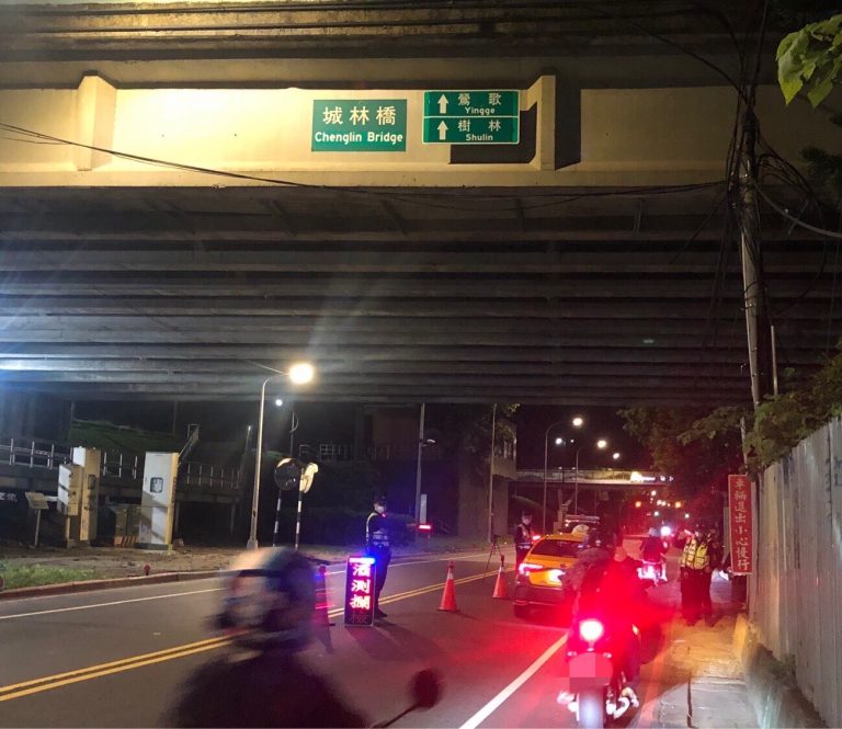 圖片說明：新北市板橋分局與環保局合作稽查改裝及噪音車輛。(記者林艾錡翻攝)