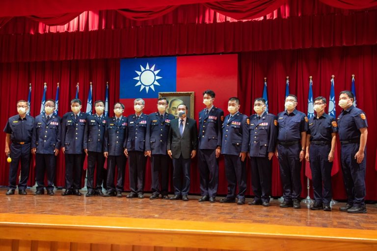 圖片說明：巿長侯友宜出席新北巿警10月的局務會報，頒發多位表現優異的警員。(記者戴昱弘翻攝)