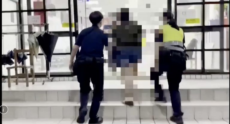 圖片說明：黃姓女子以自小貨車將柳姓負責人想做愛心捐出去的物品自行載走。(記者蔡明憲翻攝)