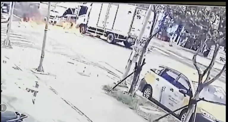 圖片說明:林口區忠福路與南勢二街口發生一起追撞車禍,兩車撞擊後瞬間起火燃燒。(記者馬治薇翻攝)