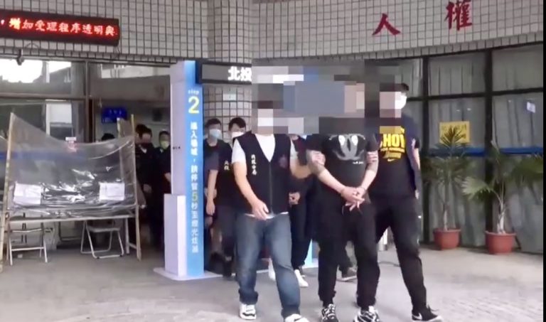 圖片說明：北投區稻香路晚間民眾報案有人聚眾鬥毆，警方現場逮捕六名嫌犯。(記者劉芸圻翻攝)