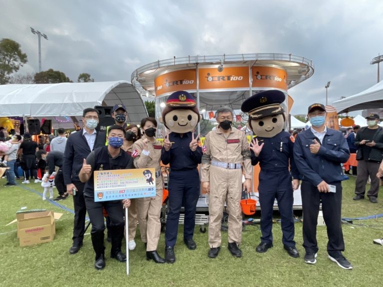 圖片說明：巿長柯文哲蒞臨士林分局與刑事警察局結合臺北社區廣播電臺(ICRT)設立的反毒反詐宣導攤位。(記者林艾錡翻攝)