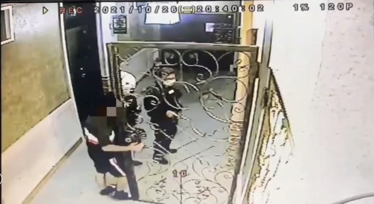 圖片說明：警消人員趕到事發民宅立即破門而入，將傷者緊急送醫院戒護救治。（記者劉芸圻翻攝）