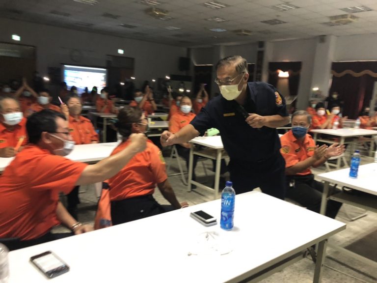 圖片說明:新北巿警局長黃宗仁到場勉勵及感謝所有義交人員。(記者宋紹誠翻攝)