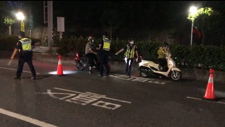 圖片說明：金山警分局國慶假期總動員，針對萬里、金山及石門區台2線淡金公路，台2甲線陽金公路等車聚熱點設站稽查及實施機動測速照相。（記者葉鈞宇翻攝）