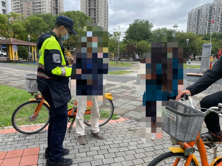 圖片說明:林口分局文林所員警徐藝軒與曾士瑋尋人經驗豐富,神速找到走失的姐妹。(記者馬治薇翻攝)