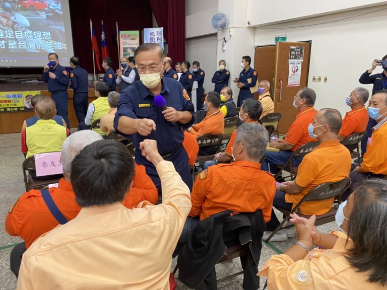 圖片說明：新北局長阿仁哥親臨泰山區公所主持林口泰山地區守望相助隊人員訓練。(記者林艾錡翻攝)