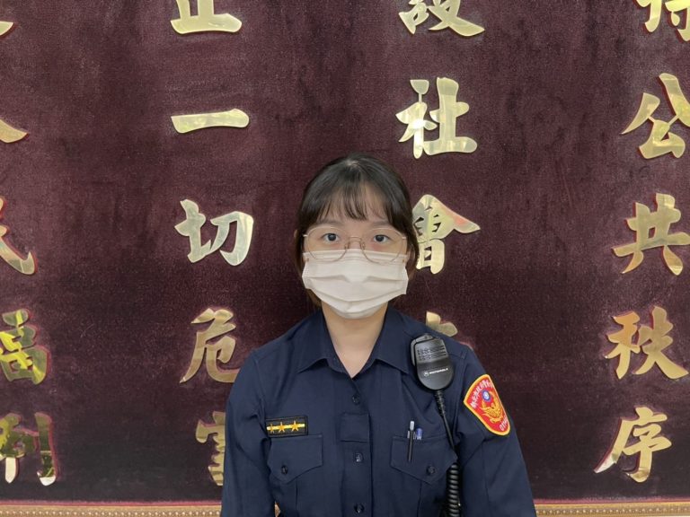 圖片說明：板橋分局信義派出所警員董以婕接獲通報立即趕往現場了解關心。(記者林艾錡翻攝)