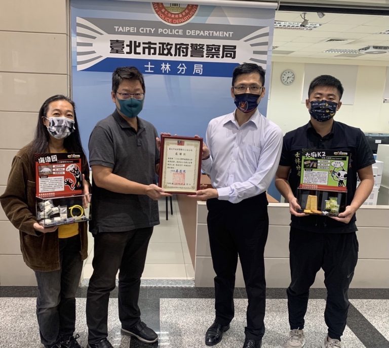 圖片說明：士林警與「i love愛樂福關懷文創發展協會」攜手合作。（記者李健興翻攝）