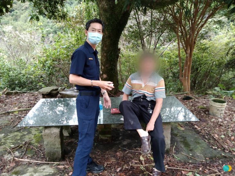 圖片說明：失智老先生在三峽山區迷航20公里陷山溝不知所措，幸得警方救援。(記者馬治薇翻攝)