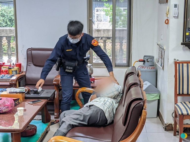 圖片說明：三峽分局插角所員警徐綾駿陪伴心臟不適老翁並急叩救護車。(記者馬治薇翻攝)