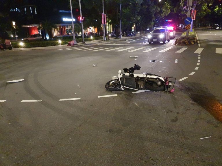 圖片說明：三峽發生一起駕駛人違規闖紅燈的交通事故。（記者林艾錡翻攝）