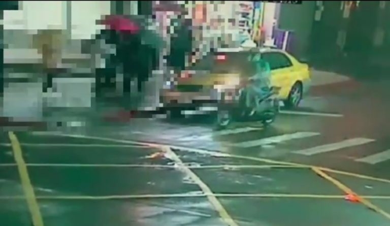 圖片說明：三名女子聲稱教會人士，以介紹認識教會之名義，將女性當事人由捷運站附近同行帶往景美地區一處教會。（記者葉鈞宇翻攝）