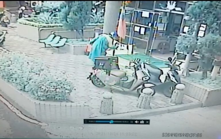 圖片說明：吳姓外送員拾撿五倍券後隨即騎車送到派出所。（記者葉鈞宇翻攝）