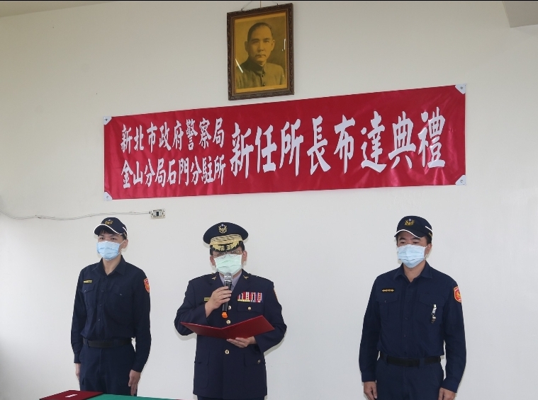 圖片說明：分局長林詮峰（圖中）表示：警察的工作沒有空窗期，期許新任的幹部能全力以赴。（記者葉鈞宇翻攝）