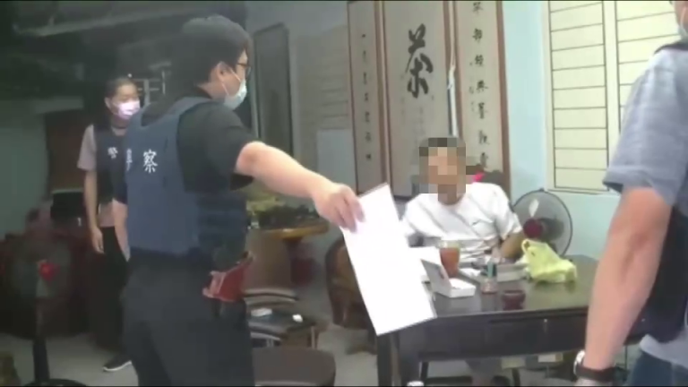 圖片說明 : 警方經過數日的埋伏監控，持拘票前往太昌村一間民宅，以優勢警力包圍主建物。（記者林秀貞∕翻攝）