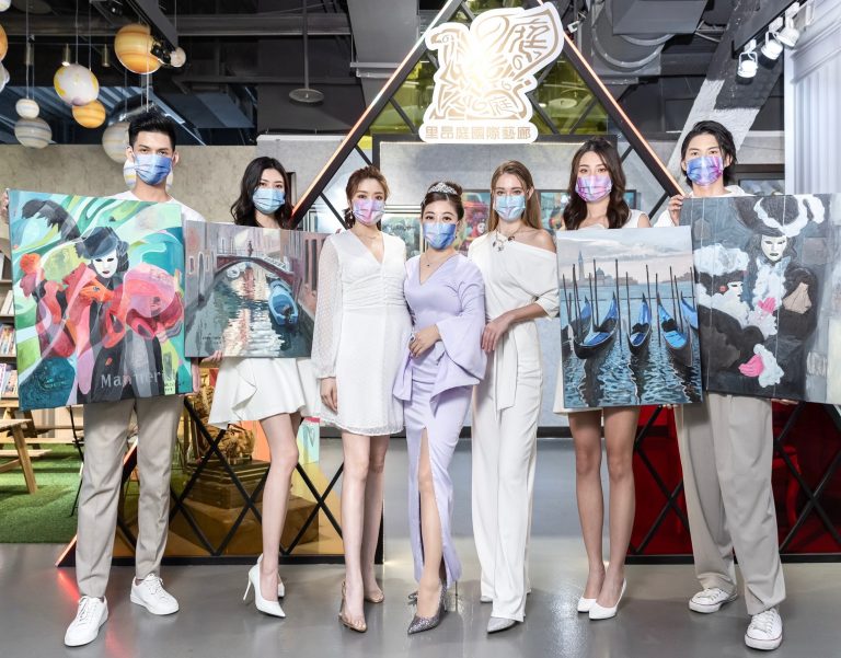 圖片說明:里昂庭國際控股集團創辦人黃韻庭、伊林藝人成語蕎、安妮及四位名模現場展示威尼斯畫作。(圖/里昂庭國際藝廊提供)