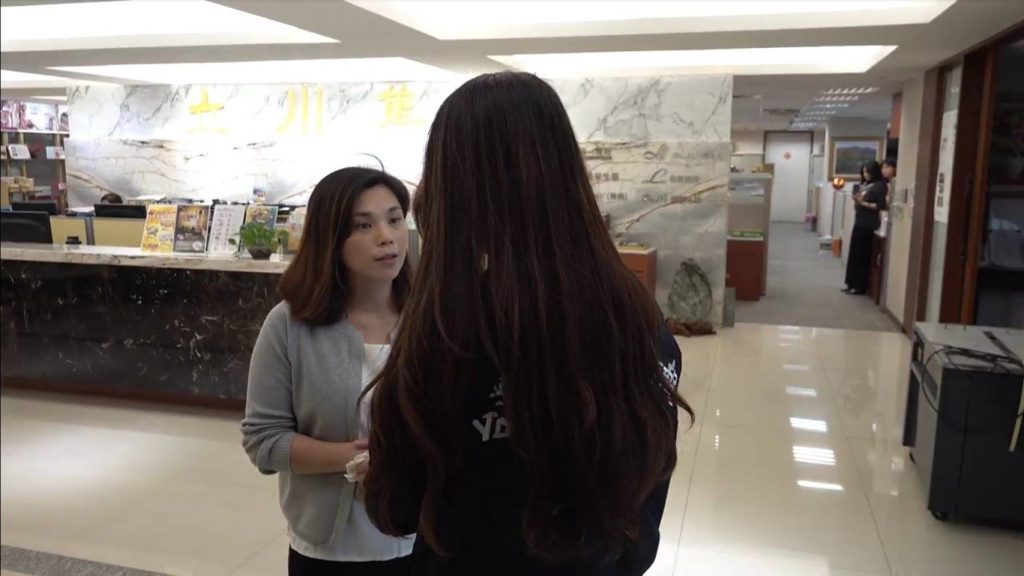 圖片說明：黃小姐(圖左）就是當初負責拿違法出租3樓的合約給楊小姐簽，同時也是將營登拿去登記在9樓之4的關鍵人物，現在卻說通通不清楚？！