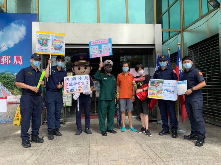 圖片說明：內湖警至內湖郵局宣導情形。(記者徐歆媛翻攝)