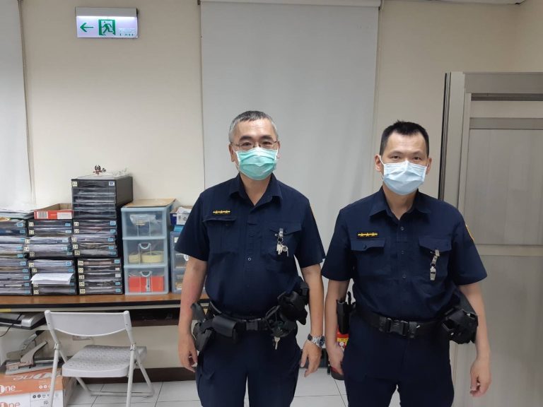 圖片說明：西湖派出所警員許維欽(左)、謝嘉勳(右)立即趕赴現場。(記者徐歆媛翻攝)