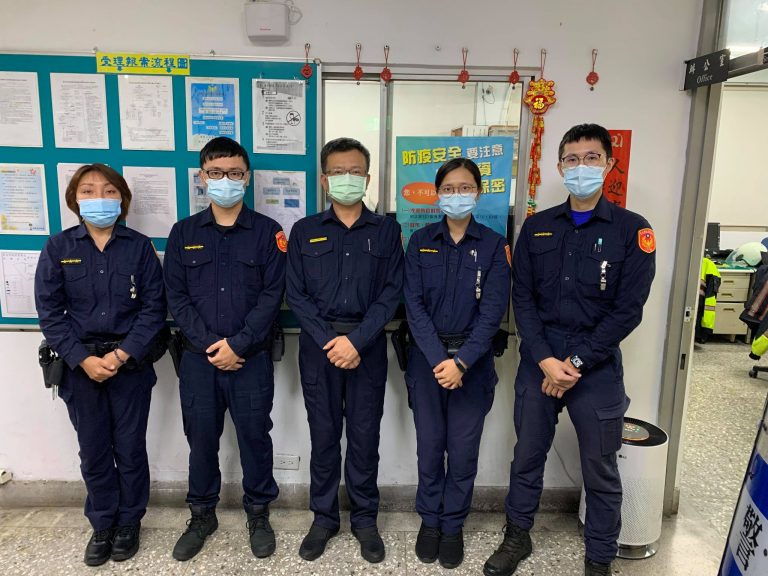 圖片說明：港墘派出所警員王偉真(左一)、潘建丞(左二)、所長呂政隆(中間)、警員黃祺玲(右二)、蔡坤祐(右一) 等人獲報後立即依緊急定位即時救回黃男性命。(記者林艾錡翻攝)