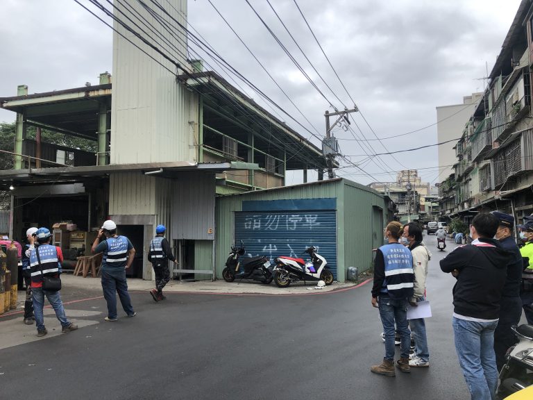 圖片說明：警察局、消防局、拆除大隊及樹林分局共同到場執行，拆除工期預計1週，屋主見市府團隊執法決心，直呼「租不對人」。（記者馬治薇翻攝）