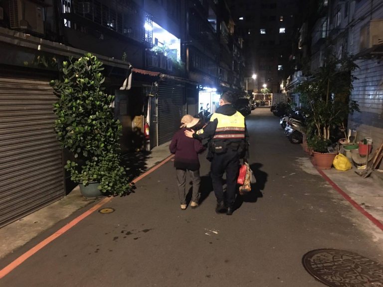 圖片說明：新生所巡佐鄭正國及警員吳其憲獲報後立即前往協助迷途老婦人返家。（記者葉鈞宇翻攝）