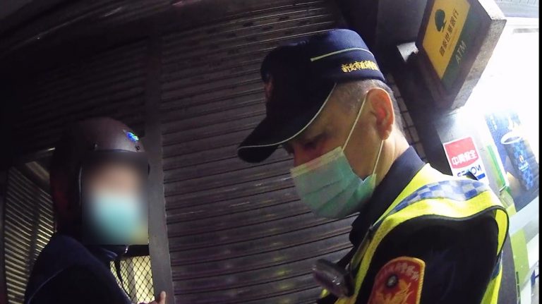 圖片說明：警員鄭凱文擔服巡邏勤務時，發現有1名男子形跡可疑，查獲毒品當場逮捕並將其帶返駐地依法偵辦。（記者戴昱弘翻攝）