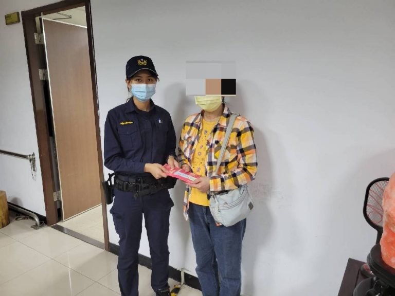 圖片說明：甫到職一週之值班警員許棋甯立即調閱附近監視器，逐一清查可疑遺失，順利找到失主一家將五倍券返還。（記者戴昱弘翻攝）
