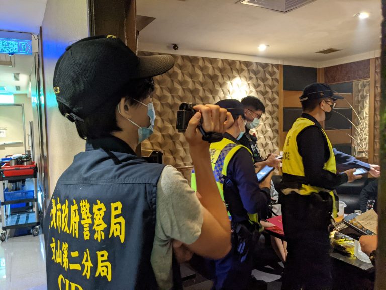 圖片說明：文山二分局11月2日晚間針對轄內八大行業，執行擴大臨檢，加強查察，避免業者投機心態，未取得市政府復業許可先行營業。（記者葉鈞宇翻攝）