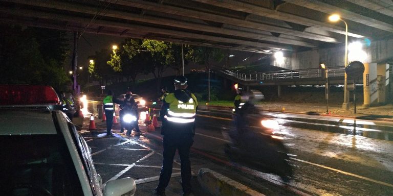 圖片說明：新北市板橋分局與環保局合作，在板橋區環漢路四段(城林橋下)執行聯合稽查勤務。(記者林鈞澤翻攝)