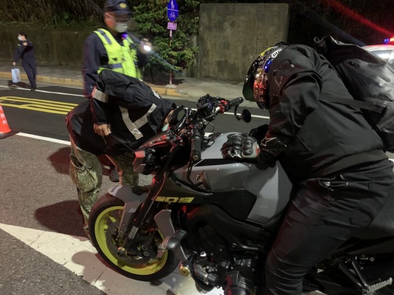 圖片說明：金山警分局於上周末11月13日至15日連續舉行防飆取締酒駕、擴大臨檢及噪音車輛專案。（記者戴昱弘翻攝）