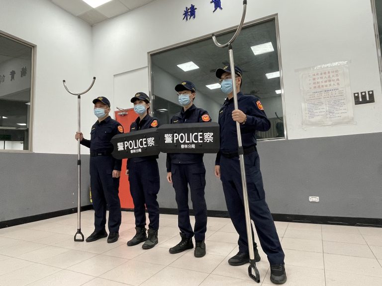 圖片說明：街頭突發事故百百種，樹林警分局為降低同仁處理暴力犯罪事件的危險性，添購「防暴臂盾」及「月牙鏟」供各外勤單位使用。（記者馬治薇翻攝）