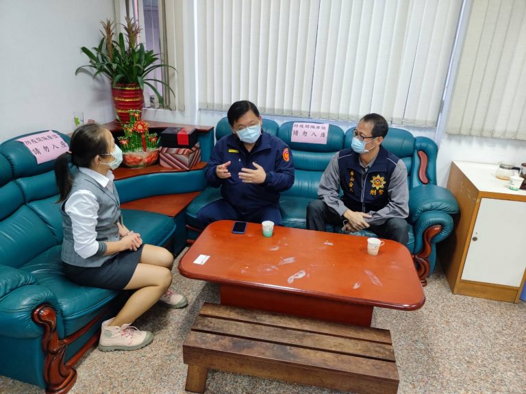 圖片說明：金山警分局長林詮峰（圖中）親自前往轄區重要金融機構交流，期能自源頭降低詐騙案件發生。（記者戴昱弘翻攝）