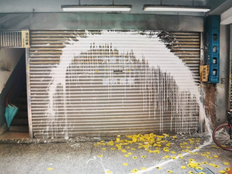 圖片說明：民宅大門連續遭人潑漆、撒冥紙、槍擊示威恐嚇。（記者葉鈞宇翻攝）