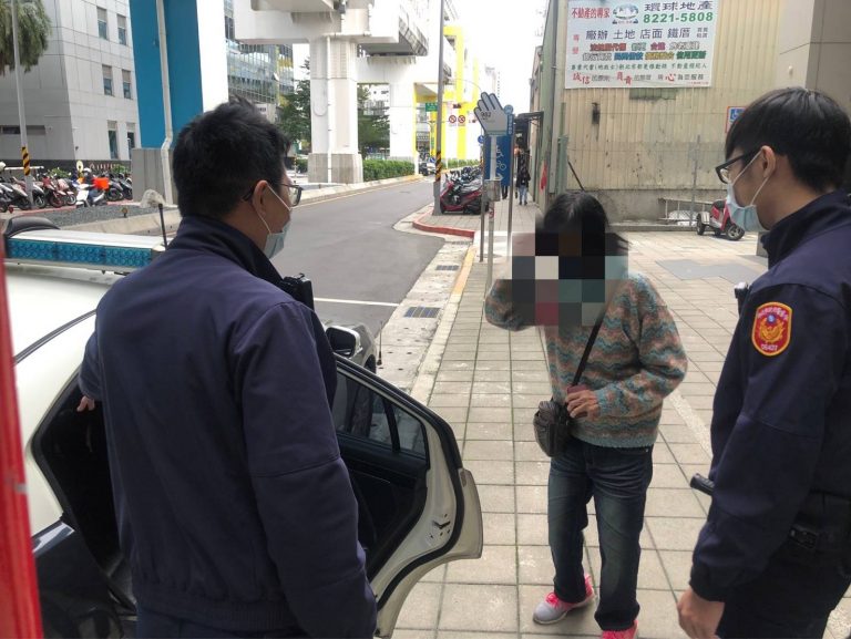 圖片說明：中和分局警員謝家銘、紀世彬將失智婆婆帶回派出所內免受寒，並助她找到家人。（記者葉鈞宇翻攝）