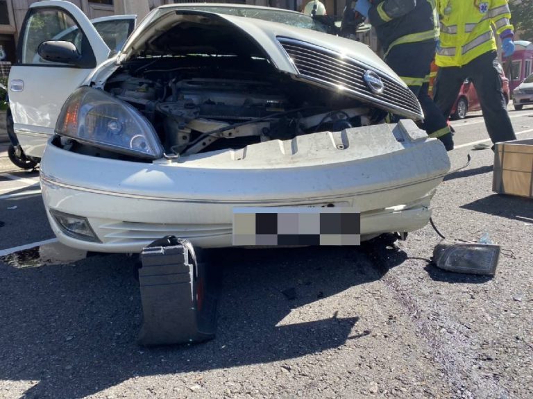 圖片說明：蘆竹一名婦人駕駛小客車違規跨越車道而與對向公車發生碰撞事故。（記者宋紹誠翻攝）