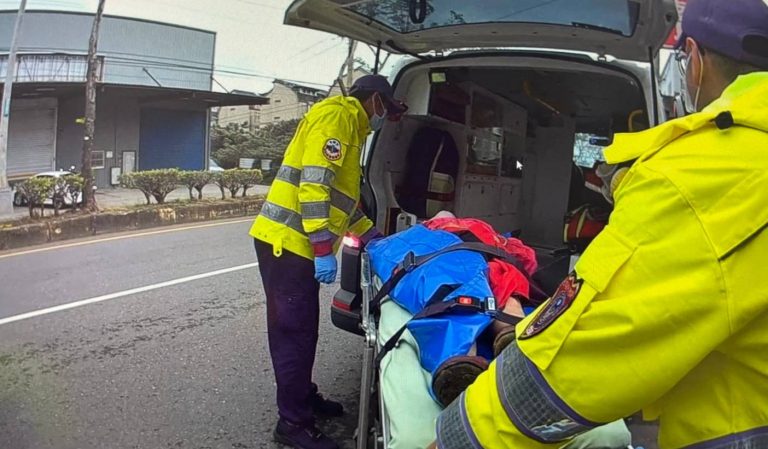 圖片說明：南竹派出所警員劉庭宇清晨六點利用自己的下班時間尋獲失足老婆婆。（記者宋紹誠翻攝）